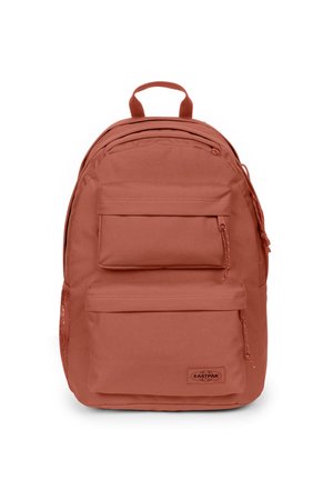 Plecak z tkaniny w kolorze rdzy z dwoma przednimi kieszeniami na suwak, górnym uchwytem i boczną kieszenią z siatki, oznakowany logo Eastpak.