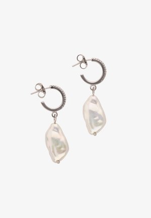 Zilveren creolen met een hamerslagtextuur, elk met een onregelmatige, glanzende witte parel die eronder hangt.