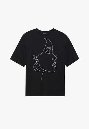 Svart T-skjorte med en hvit linjetegning av et profilansikt, med en fremtredende øredobb og glatte konturer. Korte ermer, avslappet passform.