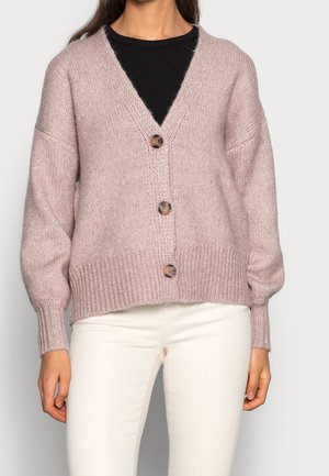 Gilet en tricot rose clair avec un col en V, un ourlet côtelé et trois grands boutons sur le devant ; présente des manches larges et amples.