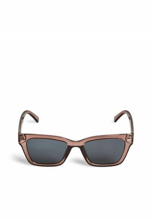 Lunettes de soleil rectangulaires avec montures brunes translucides et verres gris foncé posées sur un fond blanc.
