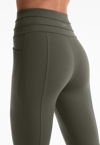 OYSHO EVERMOVE CREASE ANKLE-LENGTH - Tajice-hlače - khaki
