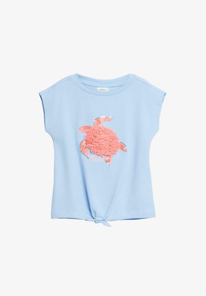 Hellblaues, kurzärmeliges Kinderoberteil mit einem strukturierten rosa Schildkrötenmotiv und kleinem Knoten-Detail unten vorne in der Mitte.