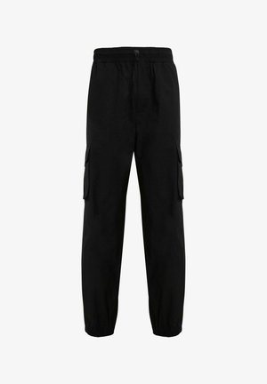 Zwarte cargobroeken van stevig materiaal, met een elastische tailleband, zijzakken en elastische boorden bij de enkels. Eenvoudig ontwerp.