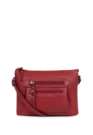 Sac bandoulière en cuir rouge avec bandoulière réglable, deux poches avant zippées et détails en métal doré.