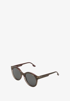 Lunettes de soleil rondes avec des verres foncés ; monture bordeaux avec une finition texturée et brillante. Présente des branches fines et un branding subtil sur les côtés.