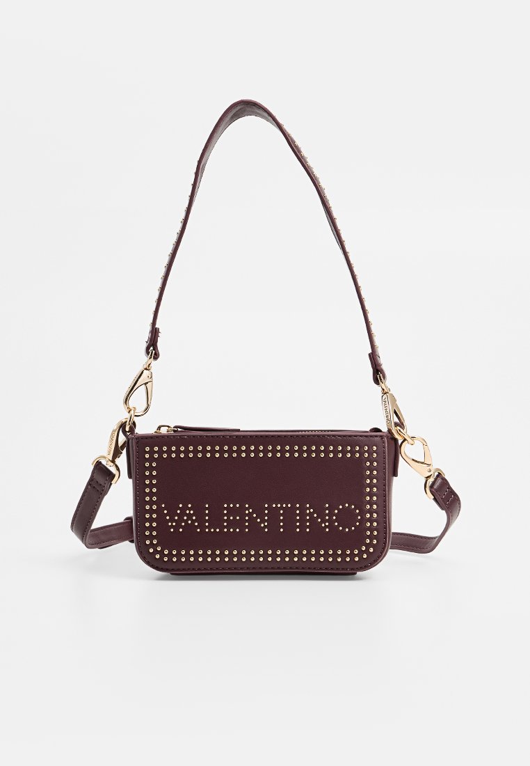 Burgunderfarbene Ledertasche für die Schulter mit goldenen Nieten und dem eingravierten Schriftzug "VALENTINO" auf der Vorderseite, ausgestattet mit einem verstellbaren Riemen und goldenen Hardware-Akzenten.