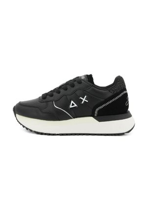 Baskets noires avec semelle blanche, présentant des symboles de triangle et de croix sur le côté, lacets noirs et détails de couture blanche sur le talon.
