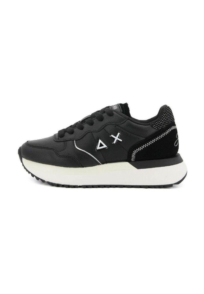 Zwarte sneaker met witte zool, featuring driehoek- en kruis symbolen aan de zijkant, zwarte veters en witte stiksels op de hak.