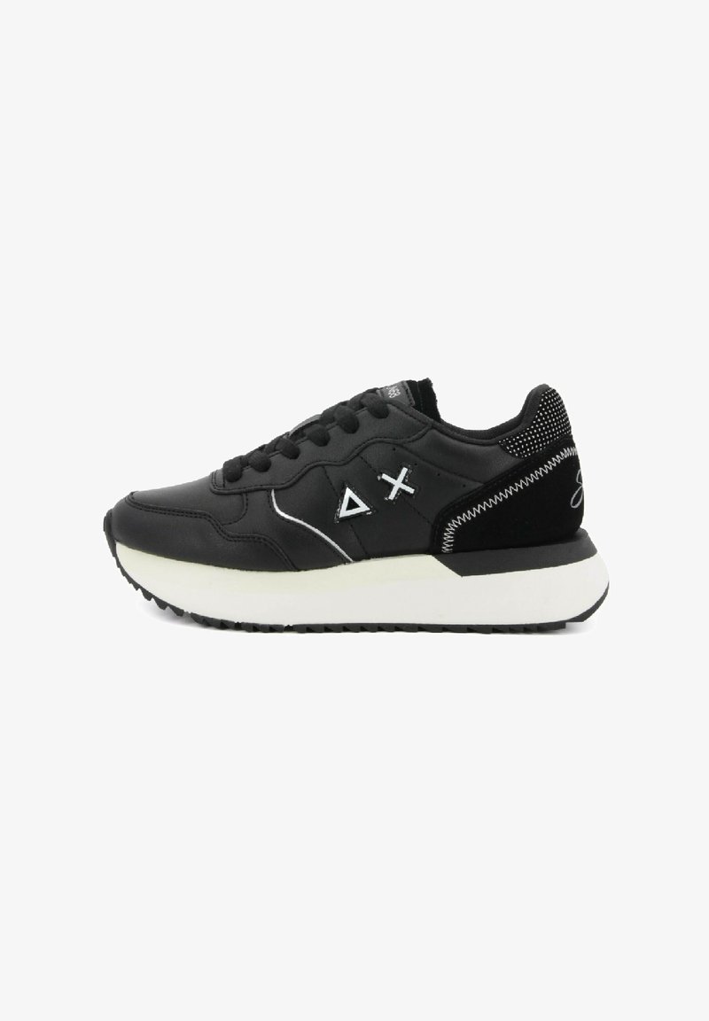 Zwarte sneaker met witte zool, featuring driehoek- en kruis symbolen aan de zijkant, zwarte veters en witte stiksels op de hak.