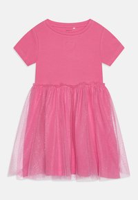 Ροζ φόρεμα με μακριά μανίκια που διαθέτει κέντημα καρδιάς. Η φούστα έχει στρώση από τούλι με λαμπερές λεπτομέρειες.