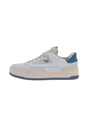 Baskets en cuir blanc avec des accents en daim gris et bleu, dotées d'une semelle en caoutchouc texturée, de lacets ronds et d'un logo P448 sur le côté.