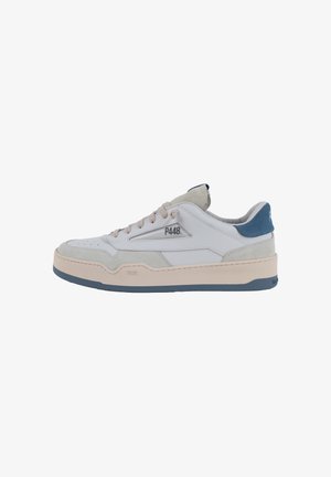 Sneaker bianca in pelle con accenti in camoscio grigio e blu, dotata di suola in gomma texturizzata, lacci rotondi e marchio P448 sul lato.
