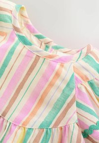 Encolure ronde de robe en tissu rayé pastel avec des fronces douces et des rayures verticales rose, verte, orange, marron et crème.