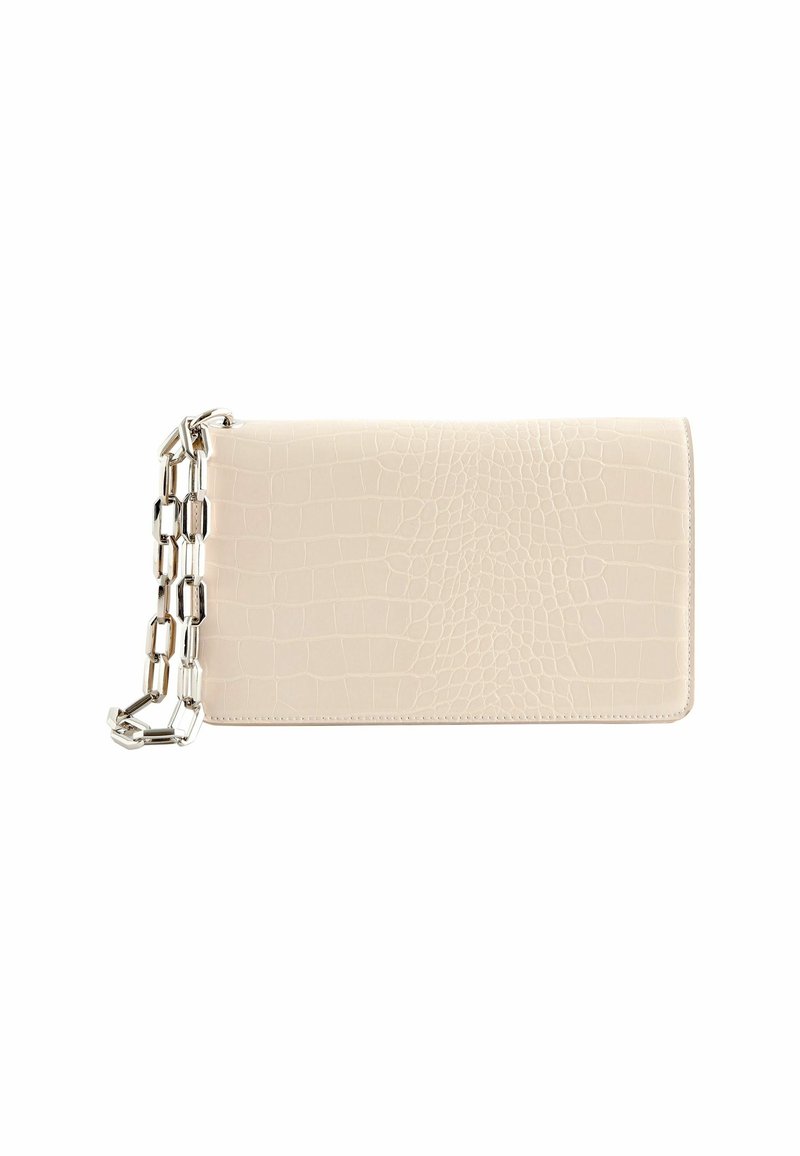 Pochette en cuir beige gaufré crocodile avec une chaîne en argent, dotée d'une texture lisse et d'un design rectangulaire minimaliste.