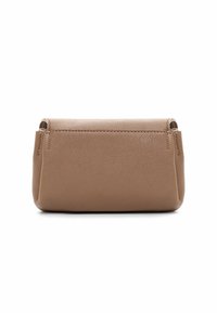 Borsa a clutch in pelle taupe con finitura texture, forma rettangolare e design pieghevole. Presenta cuciture sottili e nessuna hardware visibile.
