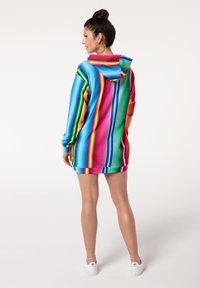 Bunt gestreiftes Kapuzenkleid mit vertikalen Linien in Blau, Pink, Grün und Rot. Mit einer Kängurutasche und gerippten Bündchen.