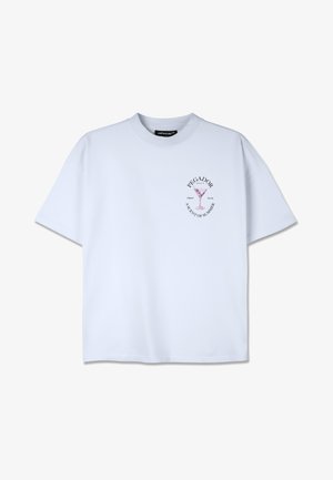 T-shirt in cotone azzurro chiaro con scollatura rotonda, maniche corte e una grafica stampata di un bicchiere di cocktail con testo sul davanti.