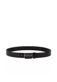 Cinturón de cuero negro con una hebilla rectangular de plata con letras negras para la marca "GUESS EST. 1981." Seis agujeros de ajuste.