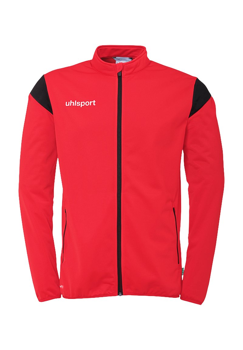 Veste de sport rouge avec un col montant, accents noirs sur les épaules, fermeture éclair à l'avant et poches latérales. Présente un logo sur la poitrine gauche.