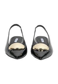 Czarne lakierowane baleriny na koturnie z przekątnym noskiem i złotym metalicznym akcentem na przedniej części. Gładka tekstura i minimalistyczny design.