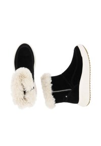 Bottines en daim noir avec un revers en fourrure crème duveteuse, zip latéral et semelle en caoutchouc blanc. Tige texturée avec un intérieur moelleux.