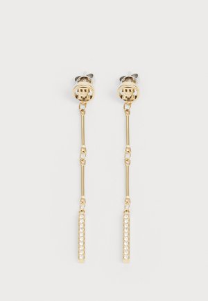Orecchini pendenti in tono oro con cristalli trasparenti incastonati in una barra rettangolare. Il design include una catena e un supporto a perno.