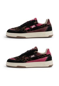 Baskets basses noires, roses et imprimé léopard avec semelles blanches et lacets noirs, marquées "CAVAL" sur les panneaux latéraux.