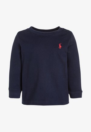 Granatowa koszulka dla malucha z długim rękawem, okrągłym dekoltem i małym, czerwonym haftowanym logo polo z graczem na lewej piersi.