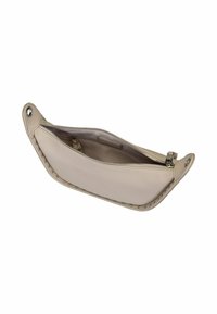 Pochette en cuir beige avec une fermeture éclair, de forme courbée et des accents cloutés le long du bord. Intérieur lisse avec un compartiment.