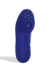 Adidas sko sål med et blåt gummi-design, der har cirkulære dækmønstre og teksturerede sektioner, inklusive et centralt cirkulært element.