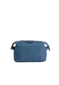 Blauwe leren cosmetica tas met een zachte textuur, rechthoekige vorm, ritsluiting en een subtiele logo-embossing aan de onderkant van de voorkant.