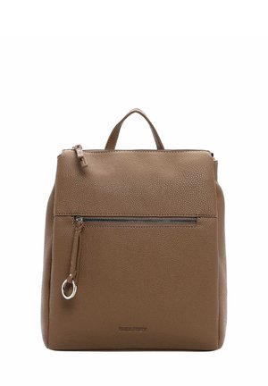 Brauner Leder-Rucksack mit texturierter Oberfläche. Verfügt über einen oberen Griff, eine vordere Reißverschlusstasche und ein eingraviertes Logo an der Unterseite. Minimalistisches Design.