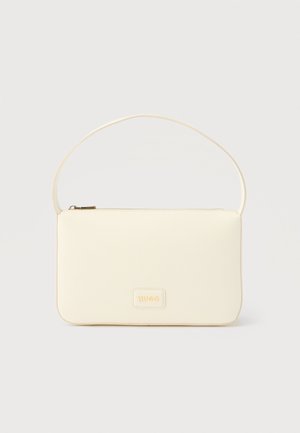 Sac à main rectangulaire de couleur crème avec une seule sangle et une fermeture éclair sur le dessus, comportant une petite plaque de logo embossé à l'avant.