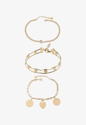 Tre guldbøjler: en med en rund krystal, en anden med sekskantede accenter og en tredje med cirkulære vedhæng, der har forskellige kædedesigns.