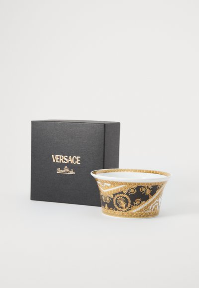 Versace porcelán tál felfelé szélesedő formával, fekete és arany mintával, fekete dobozzal arany márkajelzéssel.