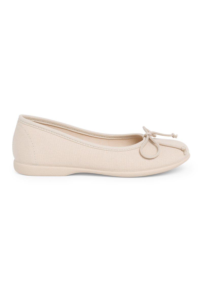Ballerines en toile beige avec un bout rond, texture douce et un accent de nœud décoratif à l'avant. Semelle en caoutchouc fine pour plus de flexibilité.
