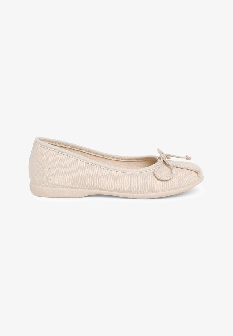 Ballerines en toile beige avec un bout rond, texture douce et un accent de nœud décoratif à l'avant. Semelle en caoutchouc fine pour plus de flexibilité.