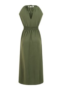 Robe midi sans manches vert olive avec lien à nouer autour du cou, profond décolleté en V et taille élastique froncée.