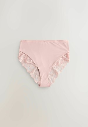 Chiloți roz cu față din țesătură netedă și dantelă pe laterale, având o margine zimțată și o textură moale.