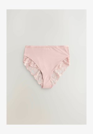 Chiloți roz cu față din țesătură netedă și dantelă pe laterale, având o margine zimțată și o textură moale.