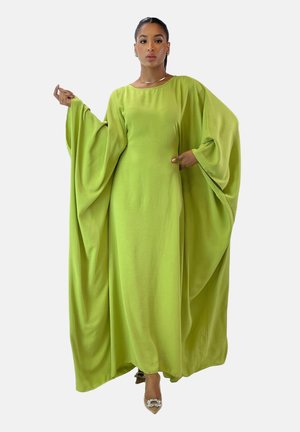 Lungo vestito verde realizzato in tessuto fluido con maniche ampie e drappeggiate e scollatura tonda. Presenta tasche laterali e una texture liscia.