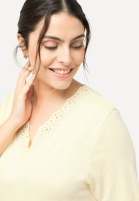 Ulla Popken LOCHSTICKEREI V-AUSSCHNITT HALBARM - Nattlinne - light yellow