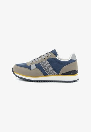 Sneaker casual con tessuto blu, sovrapposizioni in suede beige, lacci grigi, una striscia gialla sulla suola bianca e suola esterna nera con motivo.