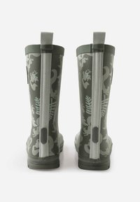 Bottes de pluie en caoutchouc vert mat, ornées d'un motif animal et de fougères ton sur ton, avec des tirettes à l'arrière et des accents gris texturés.