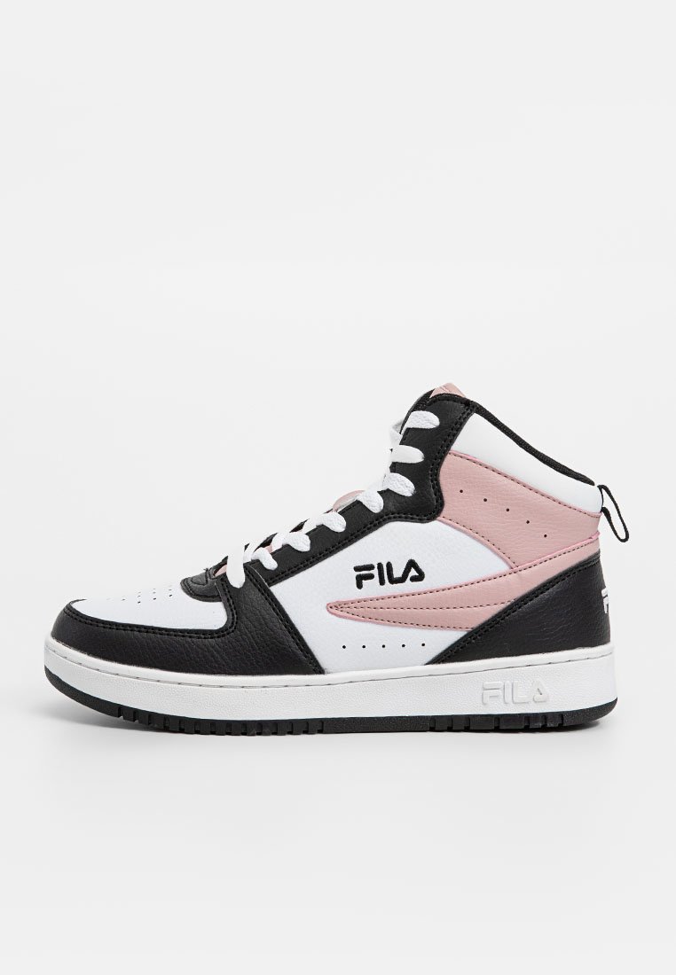 Baskets montantes FILA en cuir blanc, noir et rose avec lacets blancs, perforations et logos de marque sur la semelle et sur le côté.