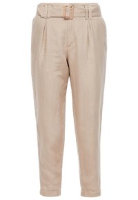 Pantalon beige taille haute fuselé avec plis, ceinture assortie en tissu avec boucle rectangulaire, et poches latérales.