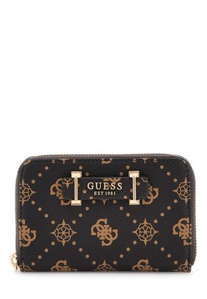 Portafoglio zip-around nero Guess con motivo a logo ripetuto marrone e placca dorata "GUESS EST 1981" sul davanti.