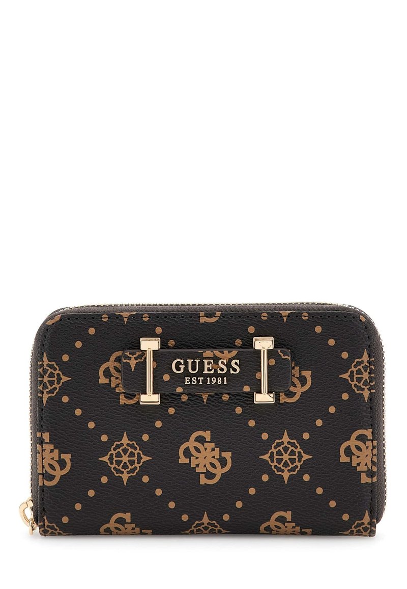 Portafoglio zip-around nero Guess con motivo a logo ripetuto marrone e placca dorata "GUESS EST 1981" sul davanti.