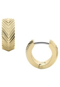Goldfarbene Schmuckstücke mit einem strukturierten Chevron-Muster; umfasst einen dicken rechteckigen Ring und einen kreisförmigen Ohrstecker mit Verschluss.